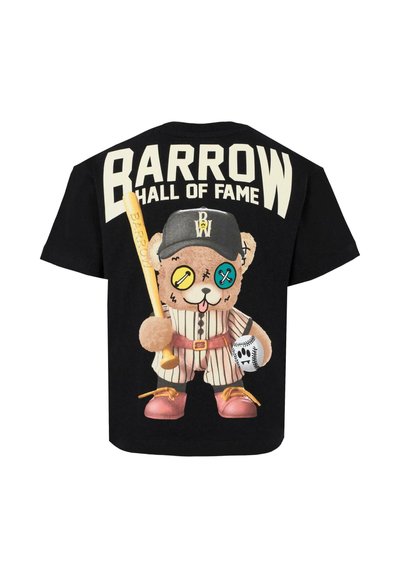 Zwarte t-shirt met korte mouwen met een cartoonbeer in een gestreept honkbaluniform, die een bat en een bal vasthoudt, met de tekst "BARROW HALL OF FAME".