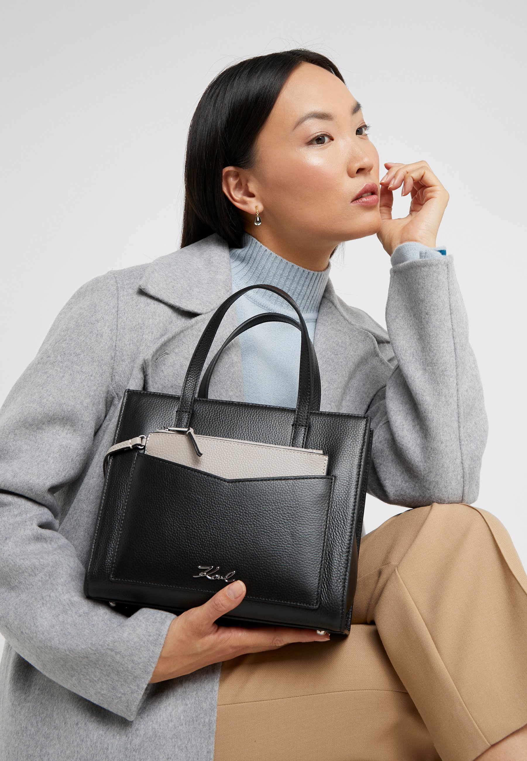 articlespp media p11ae1e899ffcf30 KARL LAGERFELD POCKET SMALL TOTE Håndveske wine Zalando.no
