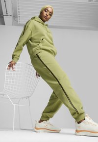 Puma TAPE MINIMAL - Jersey con capucha - calming green