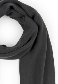 Mörkgrå scarf i mjukt stickat tyg, med en slät textur och en enkel, kontinuerlig loopdesign. Inga synliga mönster eller hårdvara.