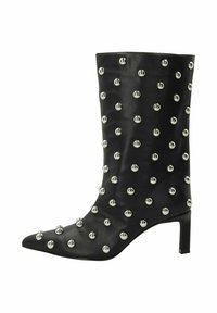 Bottine en cuir noir avec un bout pointu, ornée de clous ronds en argent disposés en motif sur la surface et à talon bas carré.