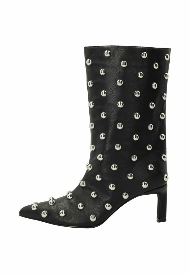 Bottine en cuir noir avec un bout pointu, ornée de clous ronds en argent disposés en motif sur la surface et à talon bas carré.