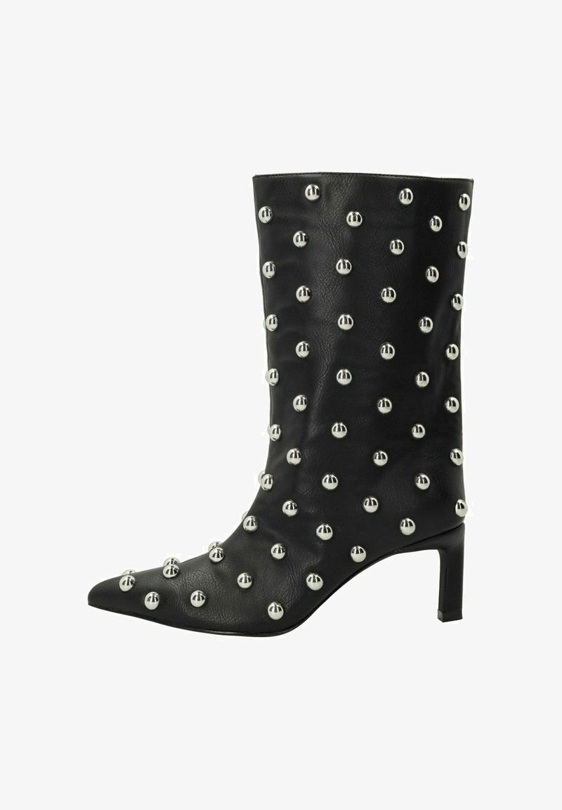 Zwarte leren enkellaars met een spitse neus, versierd met zilveren ronde studs in een patroon over het oppervlak en een lage blokhak.