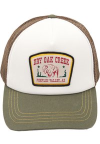 Cap mit einer weißen Vorderseite, braunem Netzrücken und einem olivgrünen Schirm. Enthält ein gesticktes Patch mit einem Bison und Text in Rot und Gelb.