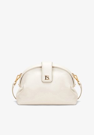 Sac en simili cuir crème avec une forme arrondie, une fermeture à rabat, quincaillerie dorée et une bandoulière amovible. Présente le logo « LS » en relief de manière proéminente.