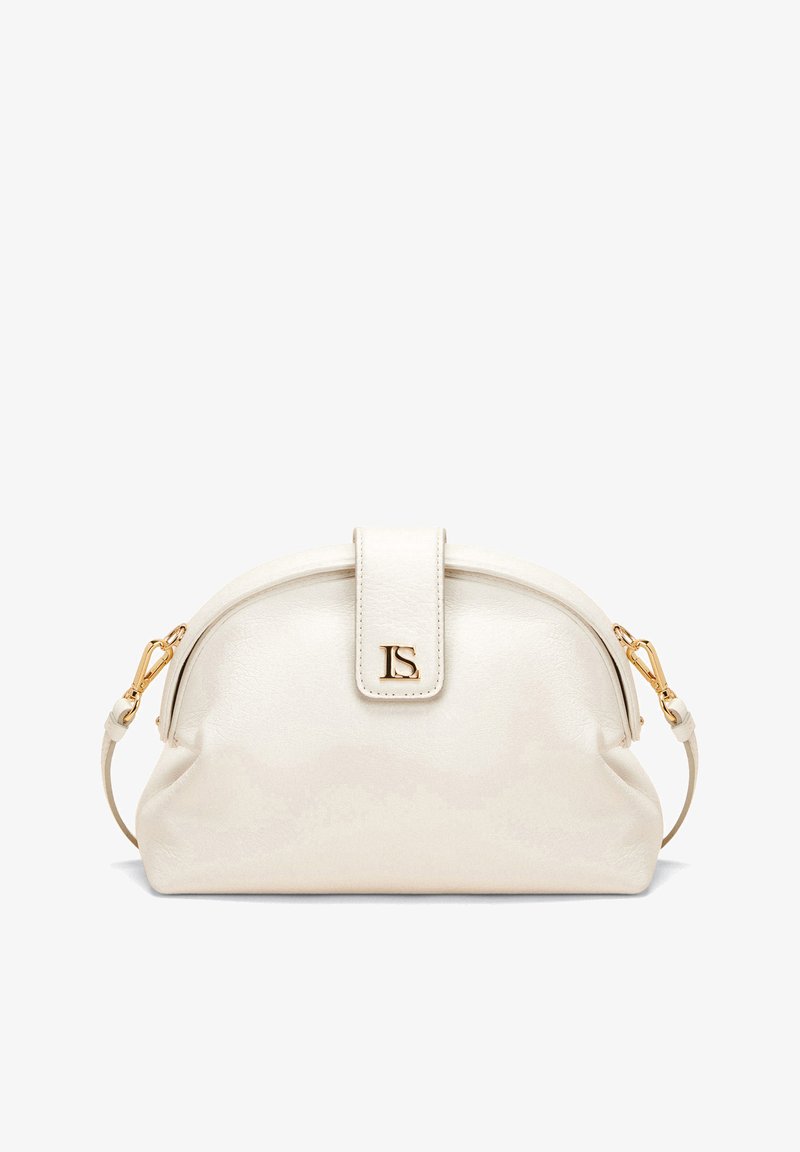 Borsa in finta pelle di colore crema con forma arrotondata, chiusura a pattina, accessori in oro e tracolla removibile. Presenta in modo prominente il logo "LS" impresso.