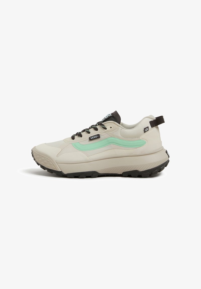 Baskets Vans beige avec semelles noires, lacets noirs et bande latérale vert menthe, vues de profil gauche.