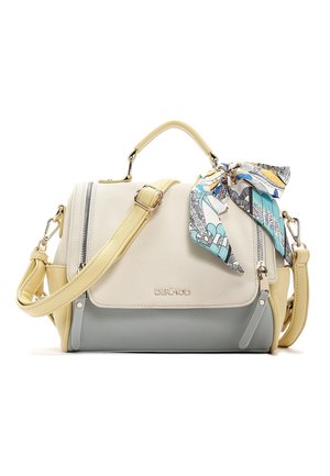 Bolso de cuero beige y gris con asa superior, correa de hombro ajustable, cremallera frontal y pañuelo colorido con estampado atado al asa.