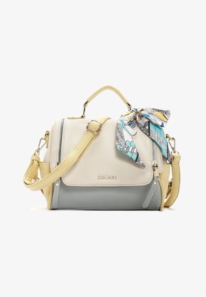 Bolso de cuero beige y gris con asa superior, correa de hombro ajustable, cremallera frontal y pañuelo colorido con estampado atado al asa.