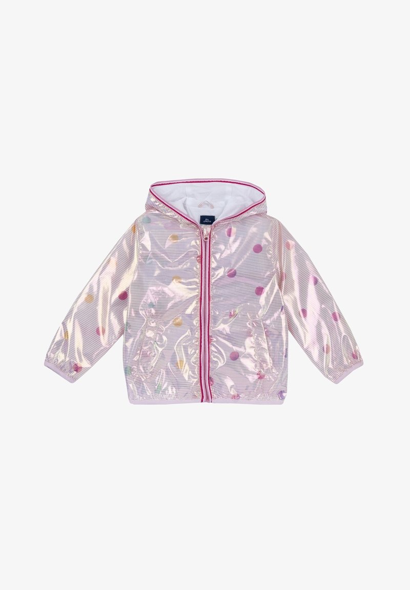 Veste imperméable transparente avec des pois roses, fermeture éclair sur le devant et capuche. Comprend des poignets élastiques et un passepoil rose contrastant, avec une texture légère.