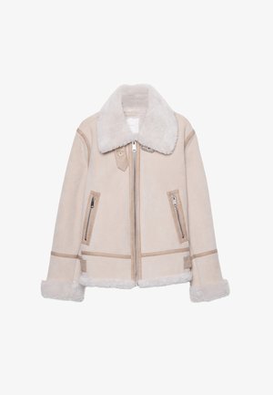 Giacca in finta pelliccia beige con un ampio colletto, cerniere frontali e tasche laterali. Presenta una texture liscia e dettagli di cucitura a contrasto.