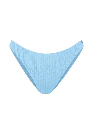 Dół bikini z jasnoniebieskiej, teksturowanej tkaniny, o wysokim kroju i kształcie litery V, ułożony płasko na białym tle.