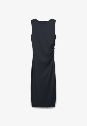 Ärmelloses schwarzes Midikleid mit rundem Ausschnitt und seitlichen Raffungselementen, mit Reißverschlussverschluss auf der Rückseite.