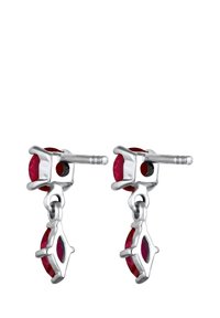 Silberne Ohrringe mit runden und marquiseförmigen roten Edelsteinen, gesichert mit einem Steckverschluss. Einfaches geometrisches Design.