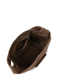 Borsa a mano in camoscio marrone con una texture morbida, dotata di una tasca interna con zip e manici in tessuto resistente. Design con apertura superiore che consente un accesso spazioso.