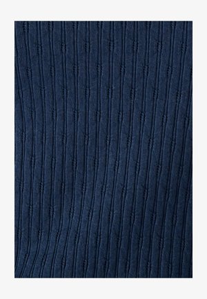 Tissu en maille bleu marine avec un nervurage vertical et de petits trous en œillet formant un motif texturé subtil.