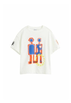 Hvid T-shirt med to blå og orange tændstikfigurer, én med et hjerte på brystet, gul buet tekst og sorte solformer på ærmerne.