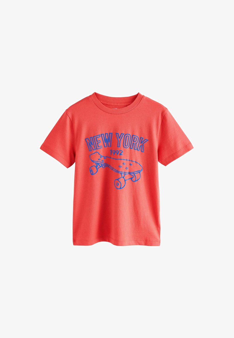Kortærmet, koralfarvet bomulds t-shirt med blå trykt tekst "NEW YORK" og et skateboard-design med hjul og prikker.