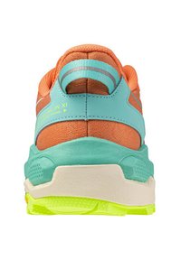 Oranje en teal trailrunningschoen gezien vanuit de achterkant, met een neongele zool en trekstrip met reflecterende strepen.
