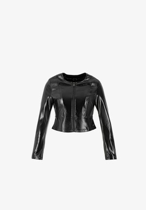Zwarte cropped jas van glanzend synthetisch materiaal, met een ronde halslijn, ritsluiting aan de voorkant en lange mouwen met een getailleerd ontwerp.