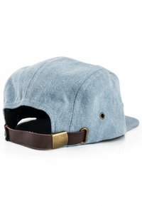 Cappellino in denim blu con visiera piatta, chiusura in pelle e un elemento metallico sul retro. La texture è morbida e casual.
