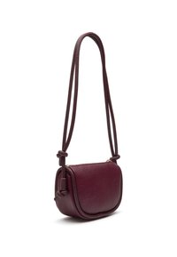 Sac bandoulière en cuir bordeaux de forme arrondie, texture lisse et détail de sangle nouée. Dispose d'une fermeture éclair et d'un design minimaliste.