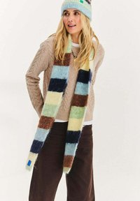 Wielokolorowy, paskowany szalik z miękkiego, puszystego materiału w odcieniach niebieskiego, zielonego, brązowego i żółtego; na przemian poziome paski; metka na końcu.