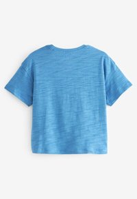 Kortærmet blå T-shirt med en glat tekstur, der har en rund halsudskæring og en afslappet pasform, vist fra bagsiden.