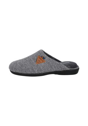 Zapatilla gris de punto sin cordones con suela negra y un pequeño parche triangular marrón con rayas de colores en el lateral.