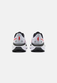 Nike Performance VOMERO - Chaussures de running sur route - white/black/fire red/platinum tint