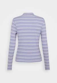 Pruhovaný dlouhý rukáv top v světle fialové a bílé barvě, s vysokým krkem a slim fit, vyrobený z strukturované elastické tkaniny.