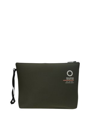 Bustina rettangolare verde scuro con cerniera e cinturino da polso, con logo circolare bianco e scritta "SUNS WE_AR 360° MOVING LIGHT" sul davanti.