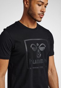 Hummel HMLISAM 2 0 - Camiseta estampada - black