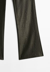 Pantalon droit vert olive foncé avec un léger éclat et des coutures visibles sur fond blanc.