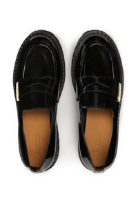 Zwarte gepatineerde leren loafers met een ronde neus, een tonale band en een goudkleurig accent op de wreef, met een gestructureerde zwarte rubberen zool.