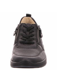 Chaussures en cuir noir avec une finition texturée, dotées de lacets et de fermetures éclair sur les côtés pour un enfilage facile. Bout rond et semelle en caoutchouc à profil bas.