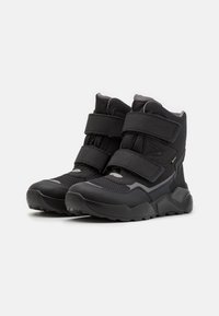 Scarpe alte nere realizzate in materiali sintetici con finitura testurizzata, dotate di due cinturini in velcro e di una suola robusta per garantire aderenza.