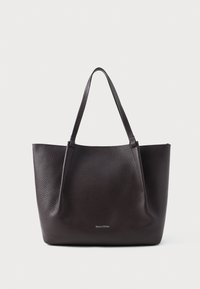 Sac fourre-tout en cuir brun foncé avec une finition texturée, doté de deux anses robustes et d'un design minimaliste. Logo de la marque visible sur le devant.