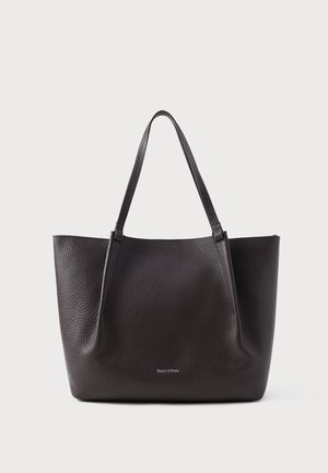 Tmavě hnědá kožená taška přes rameno s texturovaným povrchem, vybavená dvěma pevným uchy a minimalistickým designem. Logo značky viditelné na přední straně.