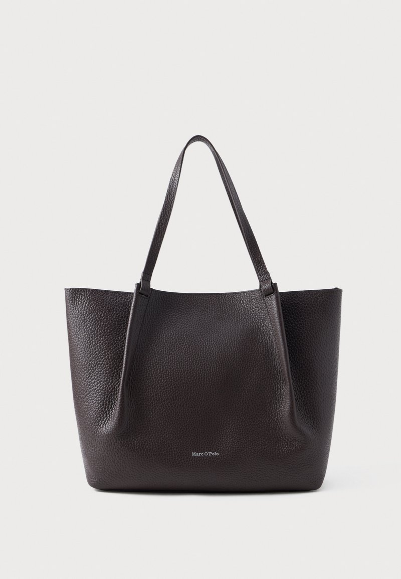 Sac fourre-tout en cuir brun foncé avec une finition texturée, doté de deux anses robustes et d'un design minimaliste. Logo de la marque visible sur le devant.