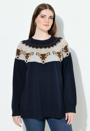 Granatowy sweter z dzianiny z jasnoszarym wzorem w okolicy ramion, przedstawiającym stylizowane głowy jelonków w brązowym i białym kolorze. Ściśle wykończone mankiety i dół swetra.