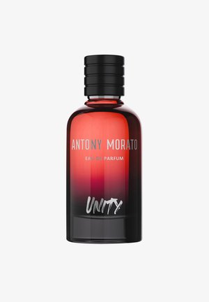 Bottiglia con sfumatura trasparente con finitura dal rosso scuro al nero. Presenta un tappo nero zigrinato e testo stampato: "ANTONY MORATO EAU DE PARFUM UNITY."