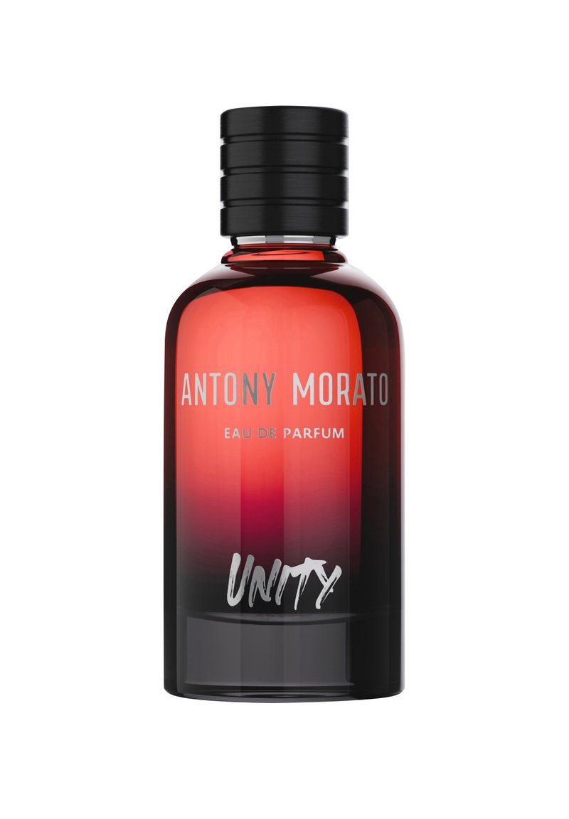 Botella con degradado transparente que va de rojo oscuro a negro. Presenta una tapa negra acanalada y texto impreso: "ANTONY MORATO EAU DE PARFUM UNITY."
