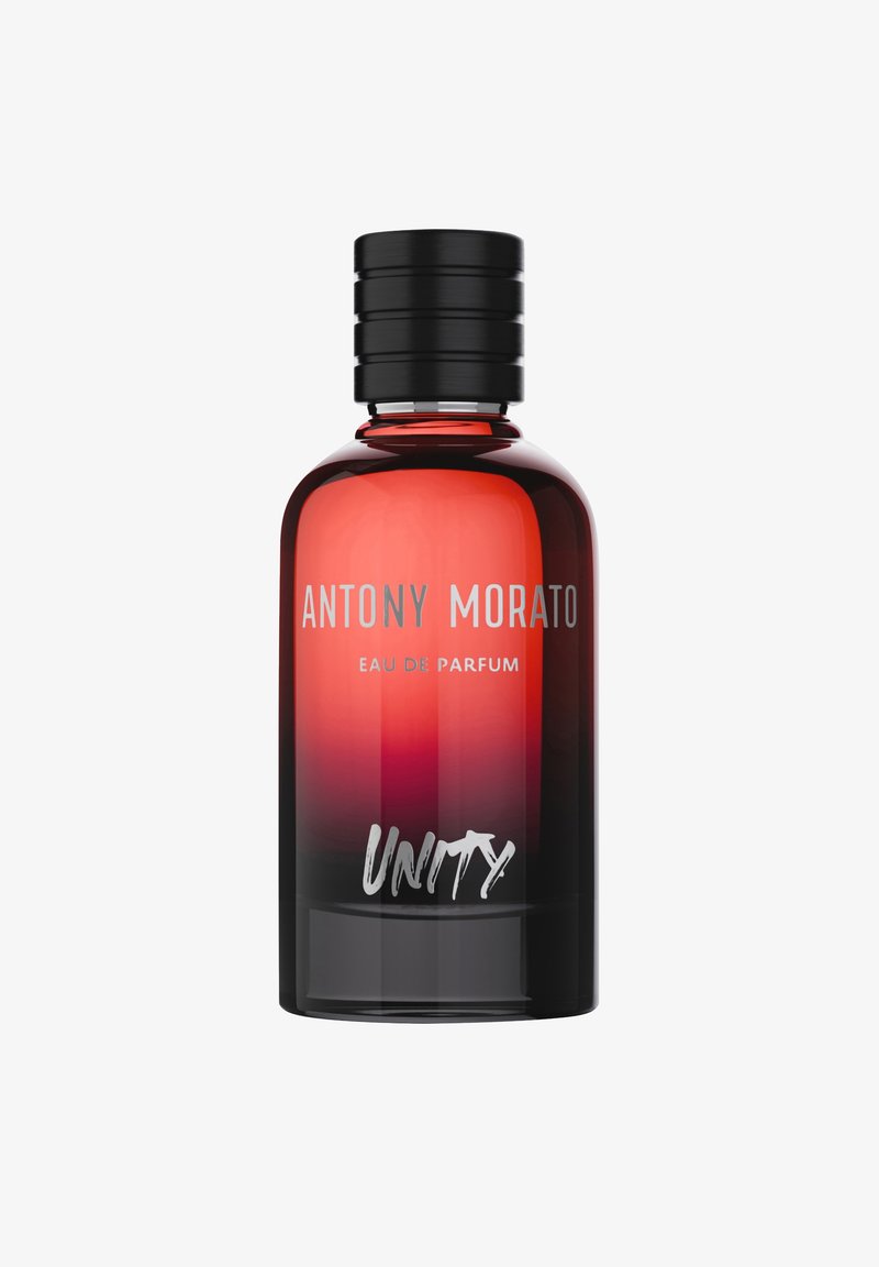 Botella con degradado transparente que va de rojo oscuro a negro. Presenta una tapa negra acanalada y texto impreso: "ANTONY MORATO EAU DE PARFUM UNITY."