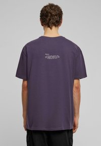 Upscale by Mister Tee FU HEAVY TEE - T-shirts print - purplenight