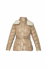 Giacca imbottita beige con finitura lucida, colletto alto e cappuccio leggero beige staccabile. Presenta una vita con cintura e chiusure a scatto.