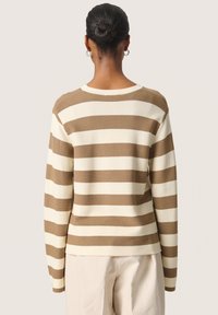Brun og cremegul stribet sweater med ribbet tekstur, bred rund hals og lange ærmer, set fra ryggen.