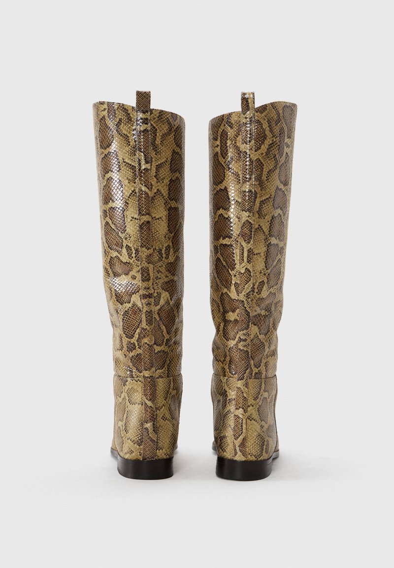 Knöchelhohe Stiefel mit einem gelb-braunen Schlangenledermuster, glatter Textur und einem dezenten Absatz mit runder Zehenpartie.