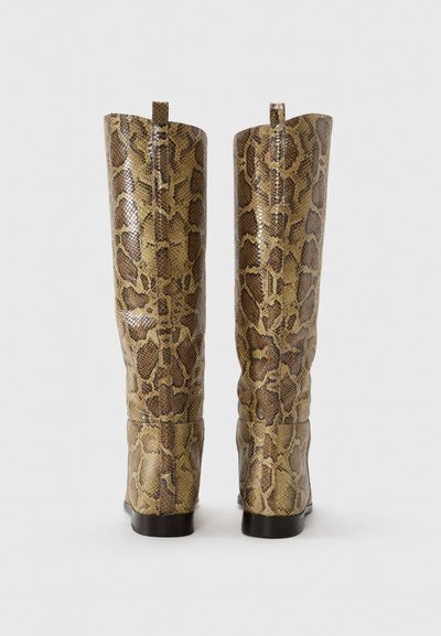 Kozaki za kolano z błyszczącym, teksturowanym wzorem sztucznej skóry węża w kolorze jasnobrązowym i ciemnobrązowym. Posiadają płaski obcas oraz wzmocnione tylne uchwyty.