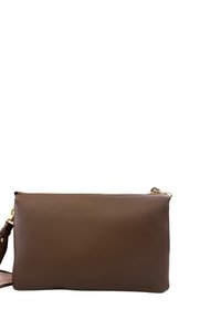 Borsa a pochette in pelle marrone con una texture liscia, chiusura zippata e una tracolla rimovibile. Presenta dettagli in metallo dorato.